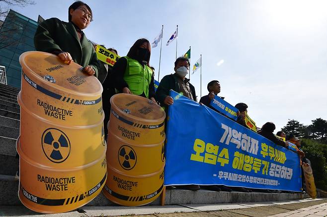 후쿠시마오염수방류반대포항시민행동회원들이 포항시청 앞 광장에서 후쿠시마 원전 사고 13주년을 맞아 일본 정부의 오염수 해양투기를 즉각 중단할 것을 촉구하고 있다. /뉴스1