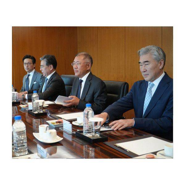 정의선(왼쪽에서 세번째) 현대차그룹 회장과 장재훈(왼쪽에서 두번째) 현대차 사장, 김일범(왼쪽 첫번?) 부사장, 성 김 전 미국 대사가 지난 20일 방한 중인 아이르랑가 하르타르토 인도네시아 경제조정부 장관 일행과 만나 전기차와 수소 사업 등에 관해 이야기를 나누고 있다. 아이르랑가 장관 페이스북