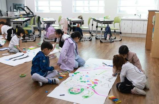 16일 부산 남구 연포초에서 1학년 학생들이 늘봄교실 프로그램을 듣고 있다. 교육부, 부산시교육청