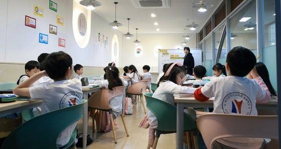 16일 부산 남구 연포초에서 1학년 학생들이 늘봄교실 프로그램을 듣고 있다. 교육부, 부산시교육청