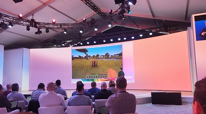 유수프 메디 마이크로소프트 소비자 부문 EVP가 20일(현지시간) 미국 워싱턴주 레드먼드에서 열린 ‘코파일럿+PC’ 공개 행사에서 AI와 음성으로 대화하면서 마인크래프트를 플레이하는 영상을 보여주고 있다. <사진=이덕주 기자>