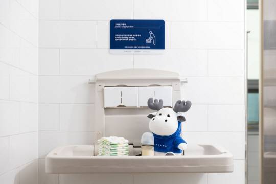 남자화장실에 설치된 기저귀 갈이대 볼보자동차코리아가 전국 공공시설 내 남자화장실에 설치한 기저귀 갈이대. 볼보자동차코리아 제공.