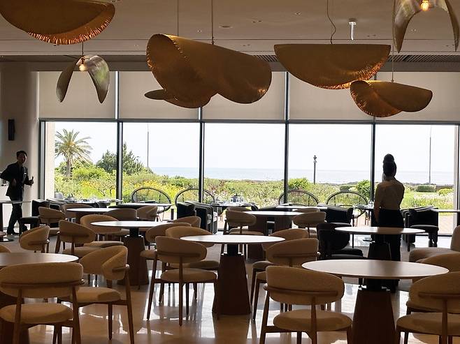 이탈리아 음식을 판매하는 레스토랑 '이디'. 넓은 창문 너머로 제주 바다의 지평선이 보인다. 김희량 기자