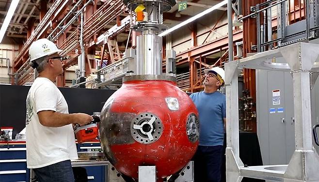 지난 2017년 9월 로렌스리버모어 국립연구소 기술자들이 재래식 폭발물과 모의 부품을 사용한 임계전 핵실험에 사용될 용기를 살펴보고 있다. /미 로렌스리버모어 국립연구소