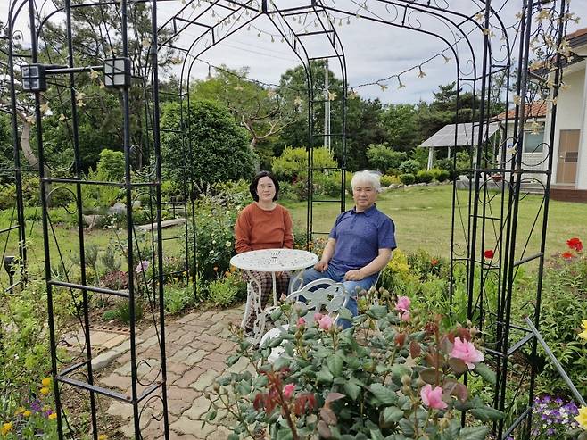 ▲집 마당에 꾸며진 장미정원에서 부인과 함께 한 서명홍 씨