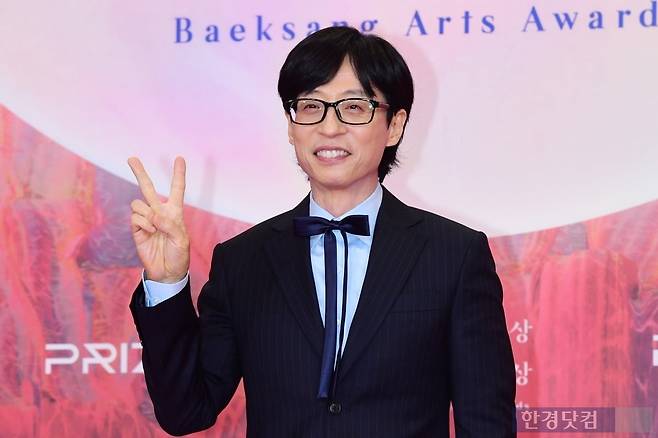 방송인 유재석이 '제60회 백상예술대상' 레드카펫 행사에 참석해 포토타임을 갖고 있다. 사진=한경DB