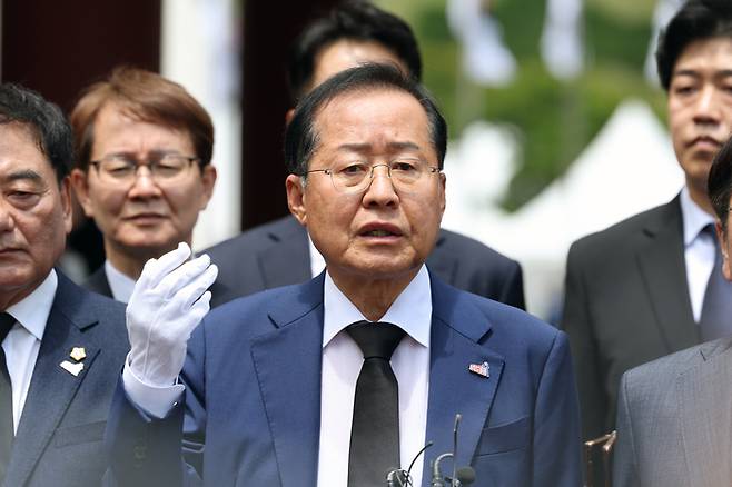 5·18 민주화운동 기념일을 하루 앞둔 지난 17일 광주 북구 국립 5·18 민주묘지에서 홍준표 대구시장이 참배를 마친 뒤 취재진 질문에 답하고 있다. 연합뉴스