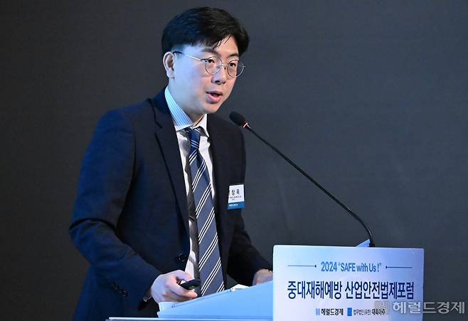 이창욱 법무법인 대륙아주 중대재해자문그룹 변호사가 22일 서울 중구 더플라자 호텔에서 열린 중대재해예방 산업안전법제포럼에서 “최고경영자(CEO)는 전문 지식보다는 전략과 비전을 설정하는 리더십을 바탕으로 ‘지휘자’ 역할을 해야 한다”고 강조했다. 사진=임세준 기자