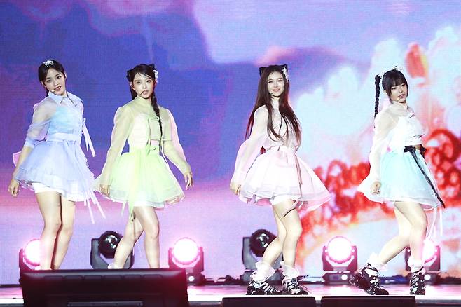 그룹 뉴진스가 21일 오후 서울 경복궁 흥례문 광장에서 국가유산청 출범을 기념해 열린 ‘2024 코리아 온 스테이지 - 뉴 제레이션’ 공연에서 무대를 선보이고 있다. 연합뉴스 제공.