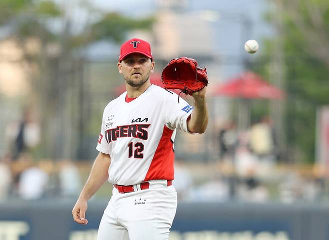 ▲ KIA는 일단 크로우의 재검진 결과를 지켜보며 모든 가능성을 열어두고 있다 ⓒKIA타이거즈