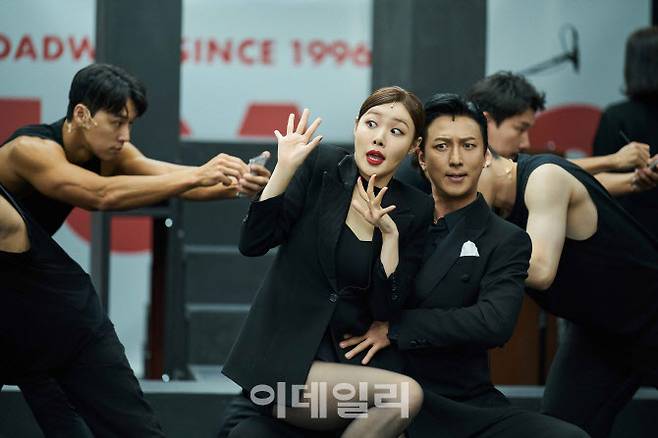 뮤지컬 ‘시카고’ 록시 하트 역 민경아(왼쪽), 빌리 플린 역 박건형이 23일 온라인으로 진행한 연습 공개에서 넘버 ‘위 보스 리치드 포 더 건’을 시연하고 있다. (사진=신시컴퍼니)