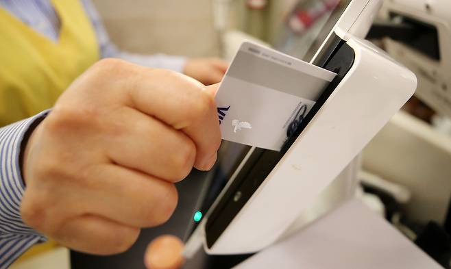 서울의 한 음식점에서 손님이 신용카드로 결제하고 있다. /뉴스1