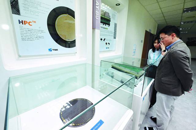 반도체·디스플레이 검사 장비 업체 티에스이의 직원이 지난 17일 충남 천안시 소재 티에스이 제3사업장에 있는 프로브 카드 제품을 살펴보고 있다. 프로브 카드는 반도체 성능을 검사하는 핵심 장비다. 천안=이병주 기자