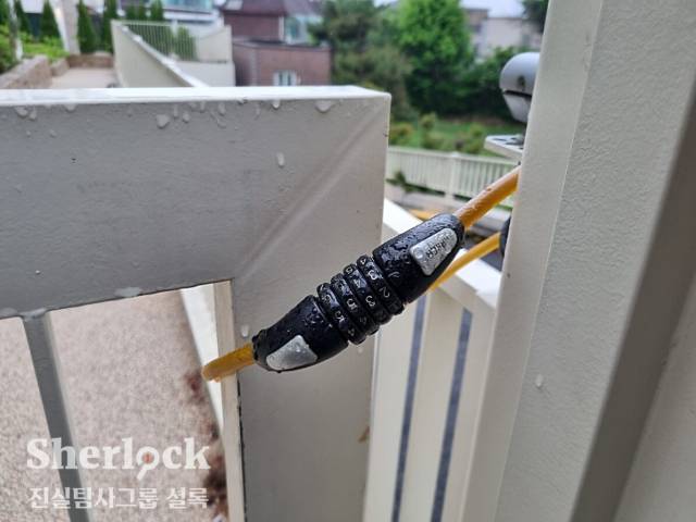 ▲사진4. 사람의 출입이 금지된 서울 이태원의 한 고급빌라. 이 빌라를 담보로 받은 약 200억 원의 대출금 중 약 150억 원이 김상욱의 처제 '전○○' 한 사람 앞으로 나왔다. ⓒ셜록