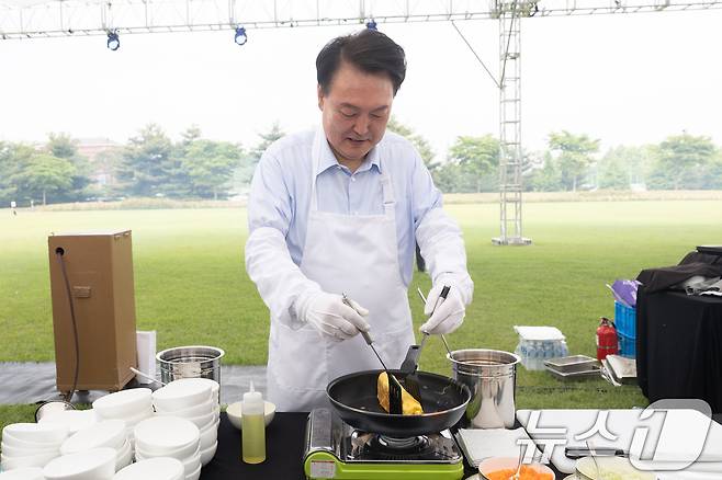 윤석열 대통령이 24일 오후 용산 대통령실 잔디마당에서 열린 출입기자단 초청 만찬 간담회에서 계란말이를 만들고 있다. (대통령실 제공) 2024.5.24/뉴스1 ⓒ News1 안은나 기자