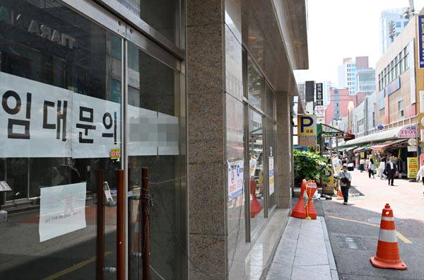 지역경제 버팀목 역할을 하던 자영업자들이 고금리 고물가로 벼랑 끝에 내몰리고 있다. 사진은 부산진구 서면시장 일대 빈 점포. 김동하 기자