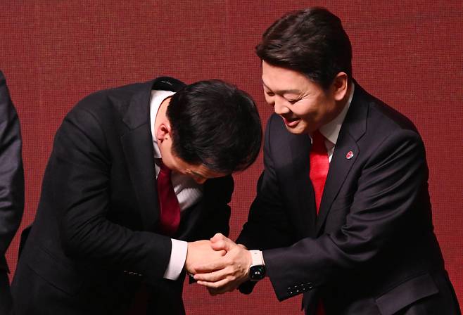 김기현 국민의힘 신임 당 대표가 지난 8일 오후 경기도 일산 킨텍스에서 열린 국민의힘 제3차 전당대회에서 당대표로 선출된 후 안철수 후보와 악수하고 있다. ⓒ연합뉴스