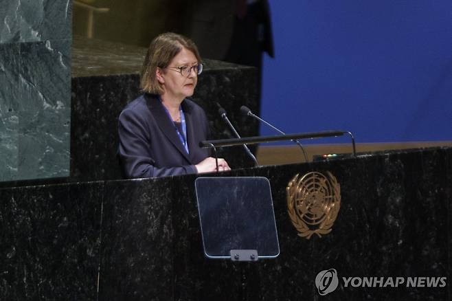 결의안 설명하는 안체 렌더체 주유엔 독일 대사 (뉴욕 EPA=연합뉴스) 안체 렌더체 주유엔 독일 대사가 23일(현지시간) 미국 뉴욕 유엔본부에서 열린 총회에서 스레브레니차 학살 희생자를 위한 국제 추모의 날 지정에 관한 결의안에 대해 설명하고 있다. 2024.05.23 photo@yna.co.kr