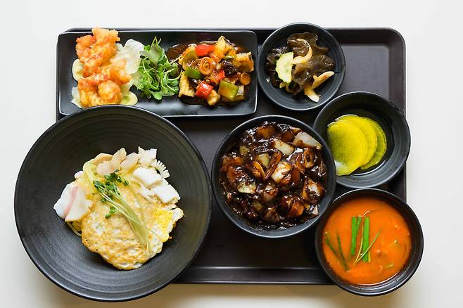 고물가 시대에는 밥 잘 먹이는 기업이 인기가 많다. 따끈하게 조리해 만드는 즉석 코너를 만들고, 유명 외식 브랜드 메뉴를 특식으로 내놓기도 한다. 위 사진은 국내 대표 기업들의 구내식당 메뉴. 어떤 회사의 점심 메뉴일까? 정답은 기사 말미에. /이건송 영상미디어 기자·이신영 영상미디어 기자·이미지 기자