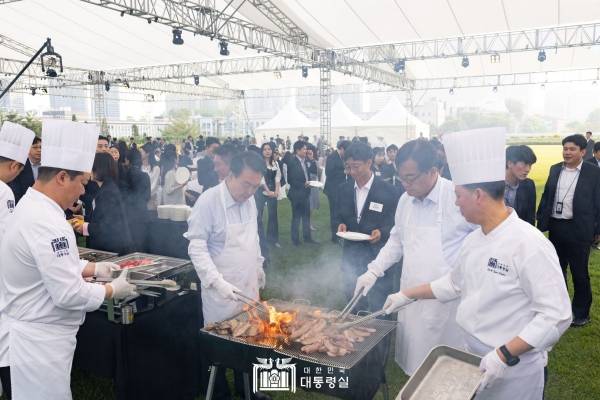 ▲2024년 5월24일 서울 용산 대통령실 잔디마당에서 진행된 '대통령의 저녁 초대' 출입기자 만찬 행사에서 윤석열 대통령과 정진석 비서실장이 고기를 굽고 있다. 사진=대통령실 홈페이지