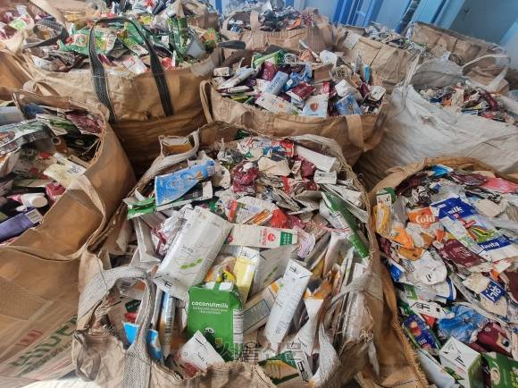 우유, 주스 등을 담은 종이팩류와 골판지 등이 뒤섞여 쌓여있다. 부산 김예슬 기자