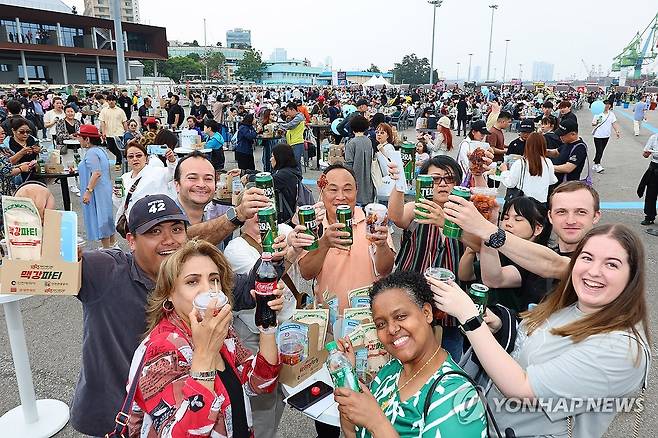 건배하는 외국인 관광객들 (인천=연합뉴스) 임순석 기자 = 25일 오후 인천 중구 인천항 상상플랫폼 야외광장에서 열린 '제2회 1883 인천맥강파티'에서 외국인 관광객들이 닭강정과 맥주를 즐기고 있다.
'1883 인천맥강'은 인천항 개항 연도인 1883년과 인천 개항로의 맥주의 '맥', 신포시장의 닭강정의 '강'을 따서 이름 붙였다.
이날 파티에는 중국·대만·태국·베트남·미국 등 10여개국에서 온 외국인 관광객 1만여명(주최 측 추산)이 참석했다. 2024.5.25 soonseok02@yna.co.kr