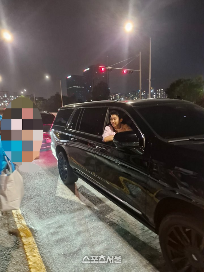 가수 임영웅이 지난 25일, 서울 마포구 상암동 서울월드컵 경기장에서 열린 자신의 콘서트를 마친 뒤 귀가하는 팬들에게 인사를 전했다. 사진 | 독자 제공