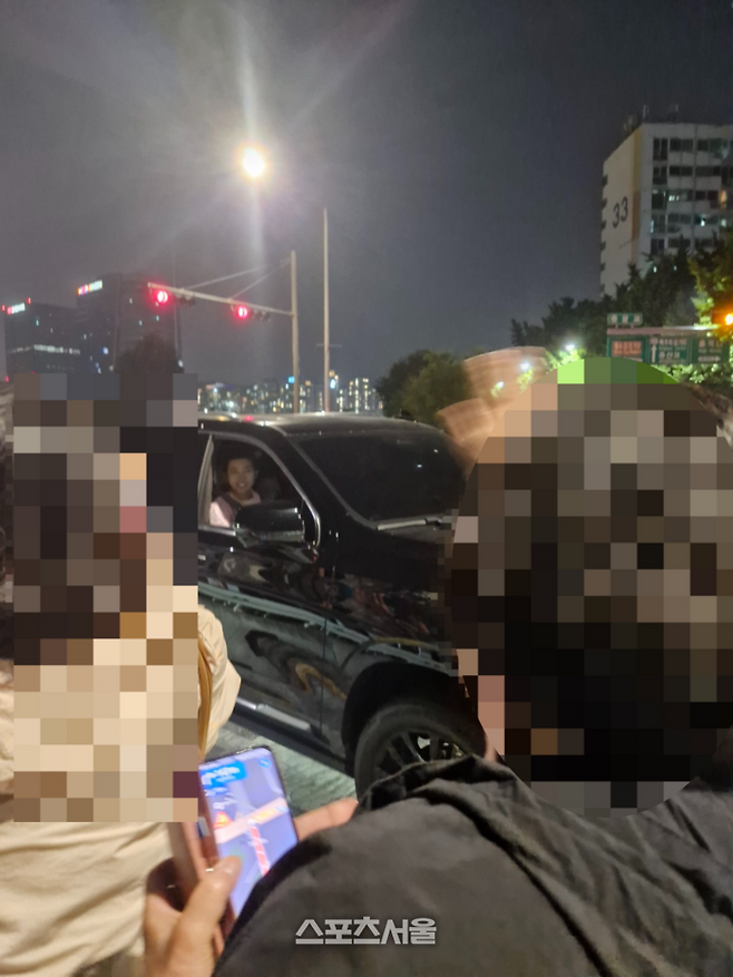 가수 임영웅이 지난 25일, 서울 마포구 상암동 서울월드컵 경기장에서 열린 자신의 콘서트를 마친 뒤 귀가하는 팬들에게 인사를 전했다. 사진 | 독자 제공