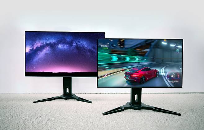 삼성디스플레이가 '24년형 모니터용 QD-OLED 신제품인 UHD 31.5형(왼쪽)과, 360Hz QHD 27형(오른쪽)을 13일 공개했다./삼성디스플레이 제공