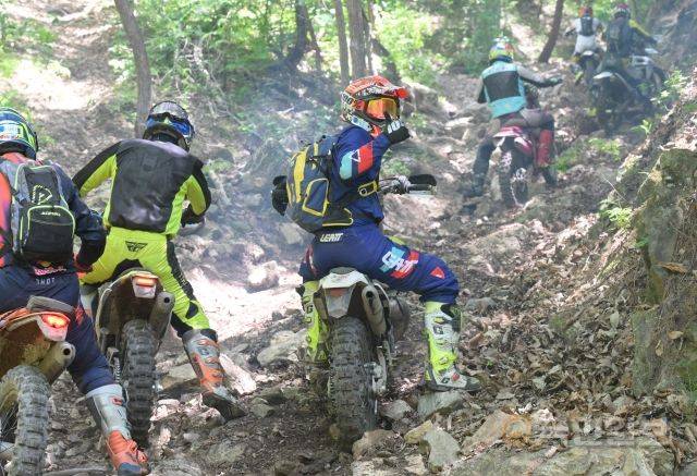 개미지옥 구간을 통과하며 한 참가자가 엄지를 치켜세우고 있다.