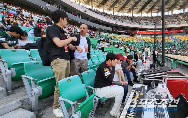 인천 SSG랜더스필드 응원 문화를 둘러보는 니혼햄 파이터스 관계자들. 사진=나유리 기자