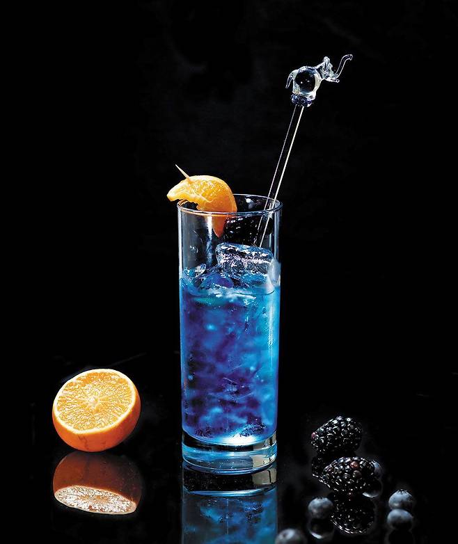 ‘망다랭 쿠라사오’는 만다린 퀴라소를 프랑스식으로 읽은 것으로, 오렌지 맛이 나는 푸른 빛깔 술이다. /게티이미지뱅크
