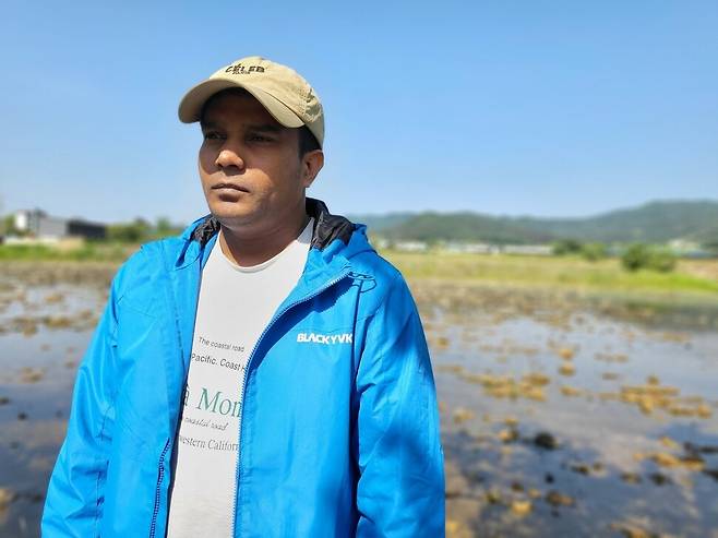 지난 10일 경기 안성시 안성협동화산업단지 인근의 한 카페에서 한겨레와 인터뷰 중인 방글라데시 이주노동자 로이 아지트. 이지혜 기자