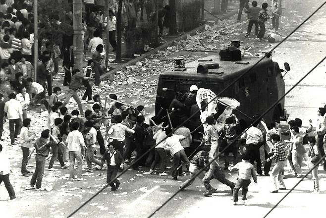 1986년 5월3일 오후 인천시민회관 앞에 모인 시위대와 경찰이 충돌하고 있다. 연합뉴스