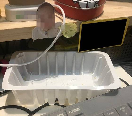 반려견 훈련사 강형욱 보듬컴퍼니 대표와 아내 수잔 예희 엘더 이사가 갑질 의혹에 휘말린 가운데 전 직원들은 ″아들 욕을 해서 눈이 돌았다는 수잔 이사의 해명과 달리 직원들은 강 대표 부부의 아들을 매우 아끼고 귀여워했다″며 보인 사진. 강 대표 부부의 아들 사진이 직원 책상에 붙어있다. 사진 제보자