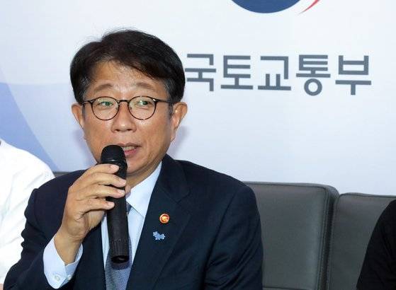 박상우 국토교통부 장관이 13일 오후 정부세종청사에서 출입 기자들과 '전세 사기' 관련 차담회를 열고 있다. 연합뉴스