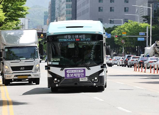 KT-안양시가 협업한 자율주행버스 ‘주야로’가 27일 안양 시내 도로를 달리고 있다. 연합뉴스