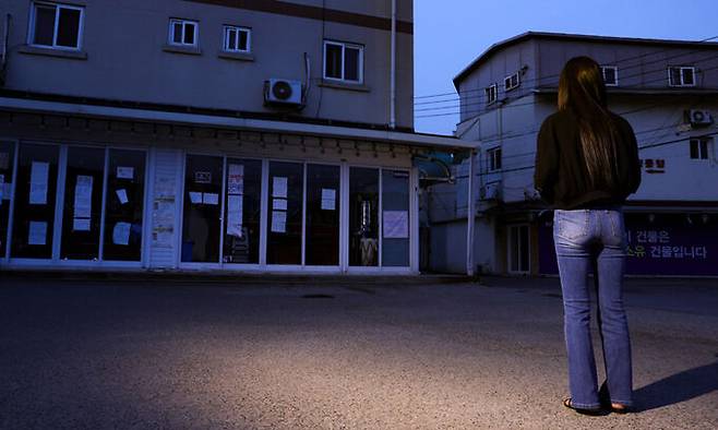 지난 9일 경기 파주시 용주골 농성장 앞에 하루(42)씨가 서 있다. 파주=최상수 기자