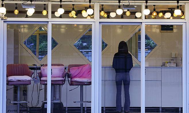 지난 9일 경기 파주시 용주골 한 유리방 안에 하루(42)씨가 있다. 파주=최상수 기자