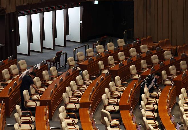 해병대 채상병 특검법 재표결을 하루 앞둔 27일 오후 서울 여의도 국회 본회의장에서 국회 직원들이 전자투표 시스템을 점검하고 있다. 뉴스1