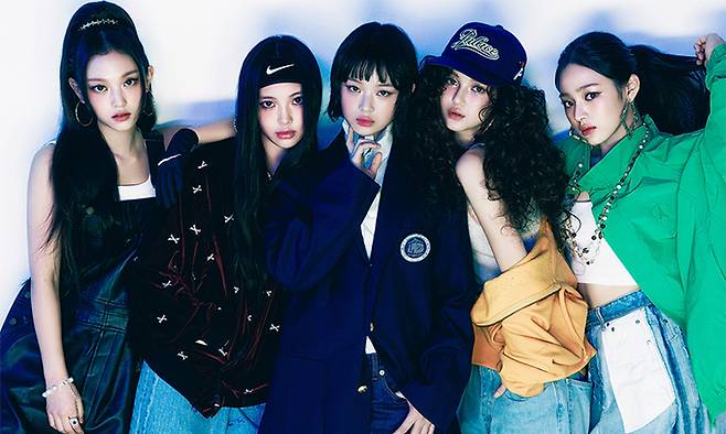 소속사 어도어 민희진 대표와 하이브 간 대립 속에서도 앨범이 하루 만에 81만여장이나 팔리는 등 걸그룹 뉴진스가 흔들림 없는 인기를 얻고 있다. 어도어 제공