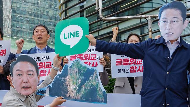 5월14일 오전 서울 종로구 일본대사관 앞에서 한일역사정의평화행동 주최로 열린 '역사, 영토, 기업까지 강탈! 일본 정부 규탄' 기자회견 참석자들이 라인 사태와 관련해 양국 정부를 규탄하는 퍼포먼스를 하고 있다. ⓒ연합뉴스