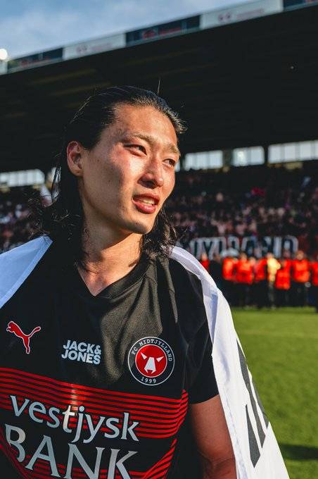 조규성이 리그 최종전서 도움 한 개를 올리며 소속팀 미트윌란의 역전 우승을 이끌었다. 미트윌란은 27일 덴마크 헤르닝에 위치한 MCH 아레나에서 열린 실케보르와의 2023-24시즌 수페르리가 챔피언십라운드 최종전서 0-2로 뒤지다 3-3 동점을 만드는 명승부 끝에 무승부를 거뒀다. 이 경기 전까지 선두 브뢴비에 밀려 2위를 달리고 있었던 미트윌란은 승점 1점을 추가해 승점 63(19승6무7패)이 됐다. 같은 시간 브뢴비가 오르후스에게 2-3으로 패하면서 미트윌란이 1점 차 극적 역전 우승을 일궈냈다. 이로써 조규성은 덴마크 이적 첫 시즌 만에 리그 우승컵을 들어올리게 됐다. 미트윌란