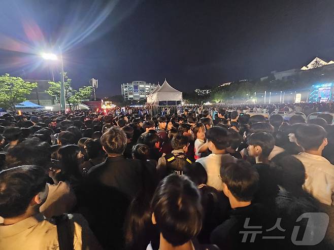 27일 오후 광주 조선대학교 축제장에 4만5000여명의 인파가 몰리면서 한순간 통행이 불가능해지면서 혼잡을 빚고 있다. 2024.5.27./뉴스1 ⓒ News1 서충섭 기자
