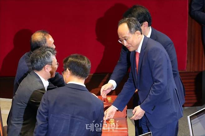 추경호 국민의힘 원내대표가 28일 오후 열린 국회 본회의에서 재의결 안건으로 상정된 '해병대 채상병 사망사건 수사외압 의혹 특검법'의 투표를 하고 있다. ⓒ데일리안 홍금표 기자