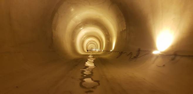 서울 양천구에 설치된 신월 대심도 빗물터널 내부. 시간당 100mm의 비에 대응할 수 있도록 설계된 빗물터널로 최대 32만t(톤)의 빗물을 저장할 수 있다. 2020년 초 준공돼 현재 4년째 운영 중이다. 서울시 제공