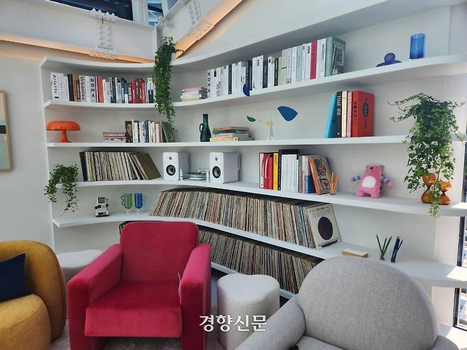 한강대교 위에 설치된 전망호텔 ‘스카이 스위트’ 거실 모습. 고희진 기자