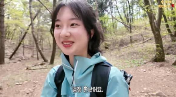 여성 유튜버가 홀로 산행에 나섰다가 한 중년 여성으로부터 “혼자 오면 안 된다”는 훈계를 들었다. 유튜브 캡처