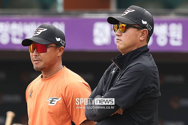 ▲ 한화 이글스 정경배 감독대행(왼쪽)과 최원호 전 감독은 40년지기 친구다. ⓒ곽혜미 기자