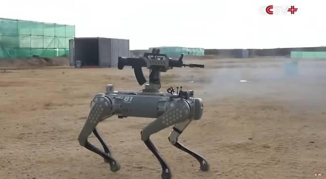 중국군이 총이 장착돼 원격으로 사격이 가능한 군용 로봇 개를 선보였다. (CCTV 갈무리)